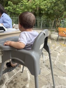 Τσουκνίδα εστιατόριο με καρεκλάκι φαγητού για παιδιά
