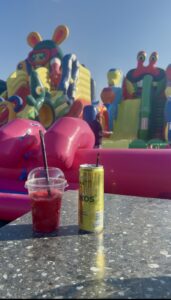 Love waterpark τραπεζάκια δίπλα στο υδάτινο πάρκο