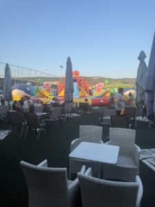 Happy waterpark μακεδονικός τραπεζάκια δίπλα στη πισίνα