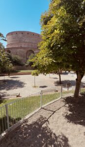 Παιδική χαρά πίσω από την ροτόντα