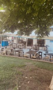 Μαγαζάκια δίπλα στην παιδική χαρά ροτόντας