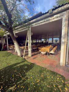 ταβέρνα μουστάκας τραπέζια