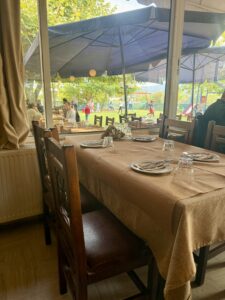 μουστάκας εστιατόριο με παιδότοπο