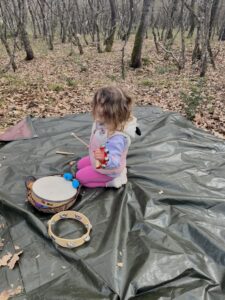 εργαστήρια χαράς στο δάσος με μουσικά όργανα