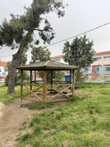 κιόσκι στο πάρκο φιλύρου