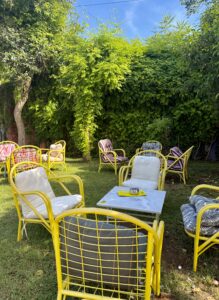 μιμόζα καφέ με παιδότοπο