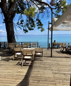άκταιον κρυοπηγή beach bar