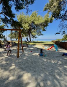άκταιον κρυοπηγή beach bar με παιδική χαρά