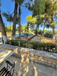 ταβέρνα πανόραμα ψαχνά με παιδική χαρά