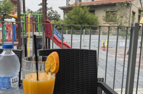 Καφέ στην παιδική χαρά μετεώρων