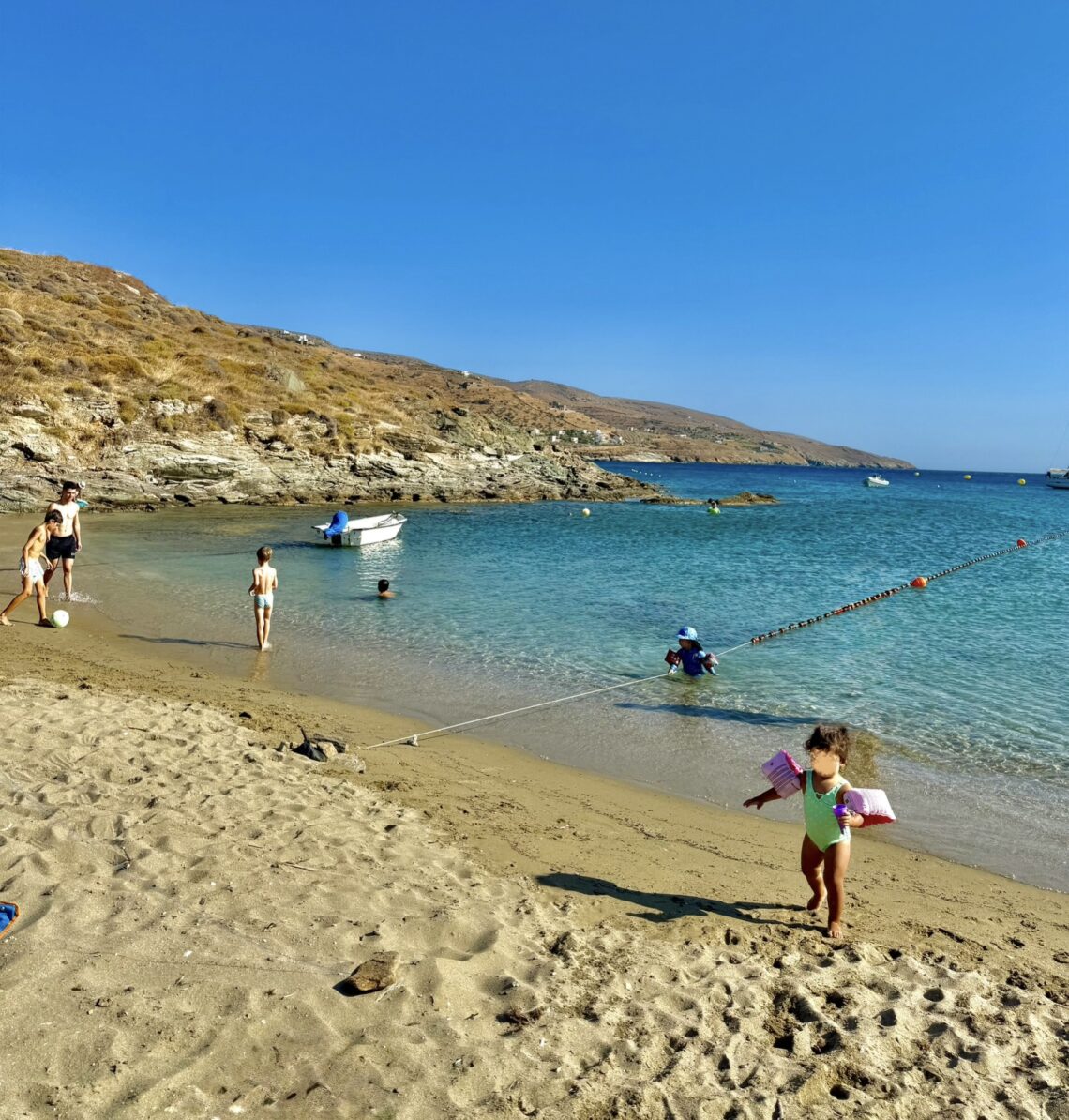 κούνδουρος παραλία με παιδιά