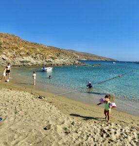 κούνδουρος παραλία με παιδιά