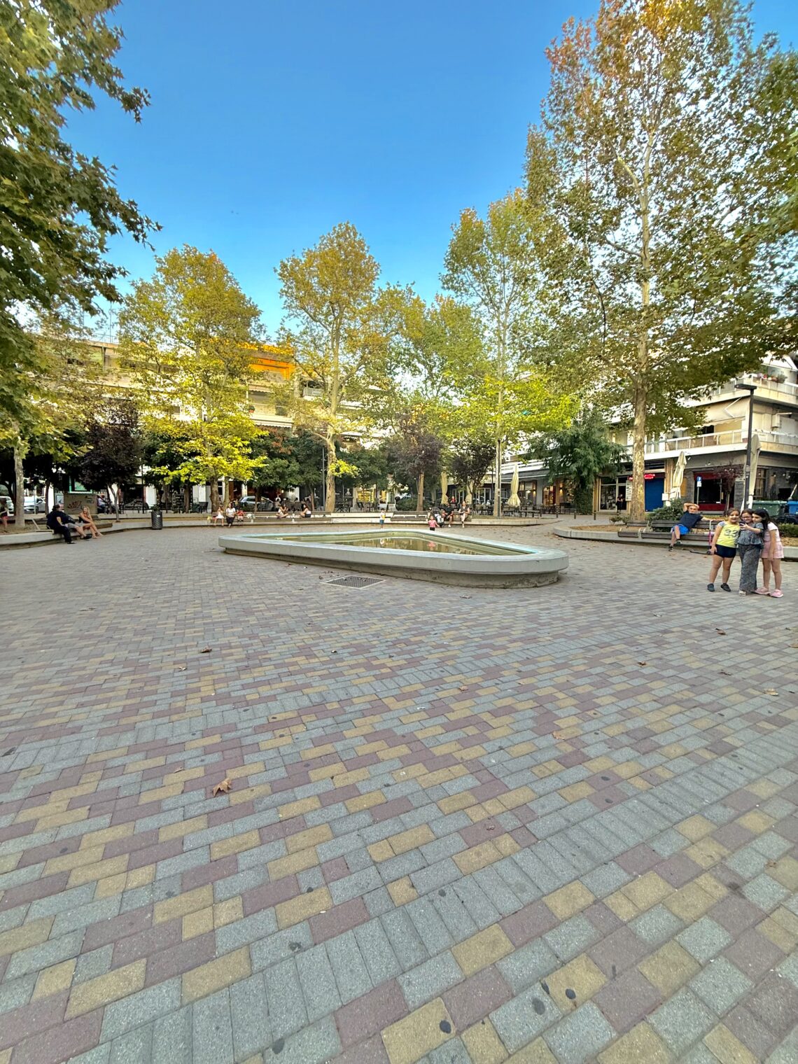 πλατεία χαριλάου